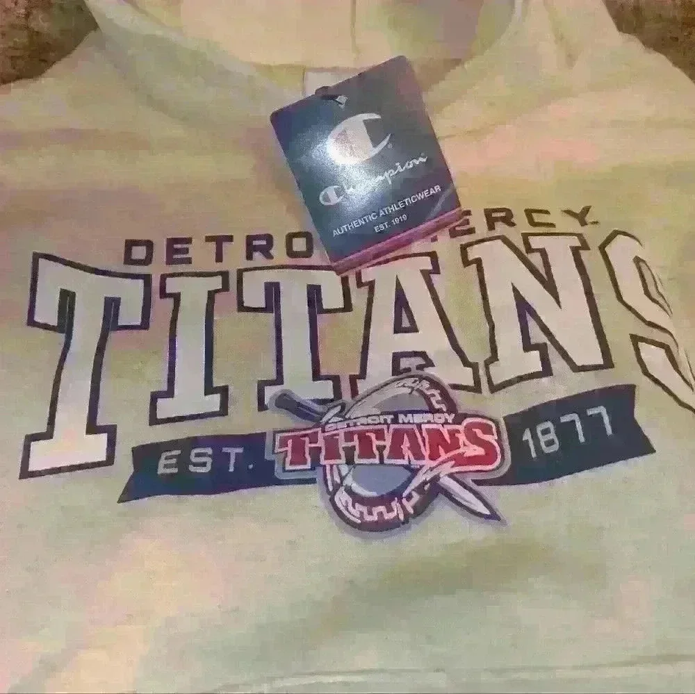 Detroit Mercy Titans boys hooded sweatshirt size 7/8.nwt